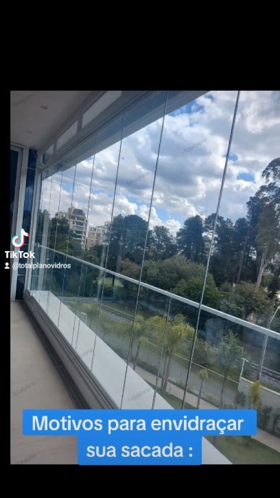 Sacada envidraçada com vista para área verde em Curitiba