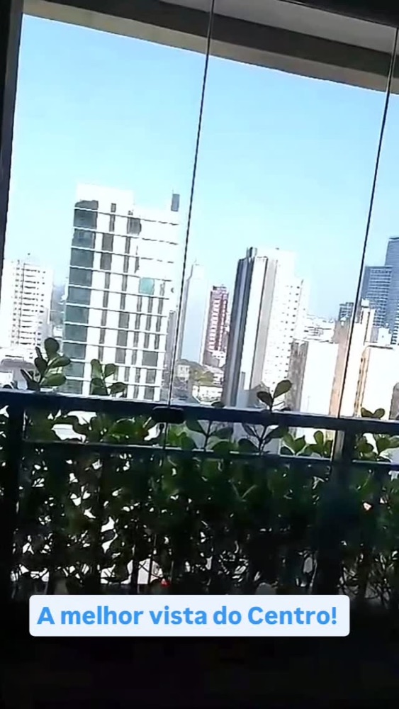 Sacada envidraçada com vista para o Centro de Curitiba